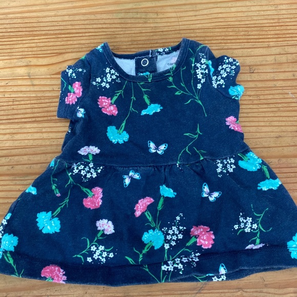 Carter’s baby girl top with button snaps in the back - Picture 1 of 3